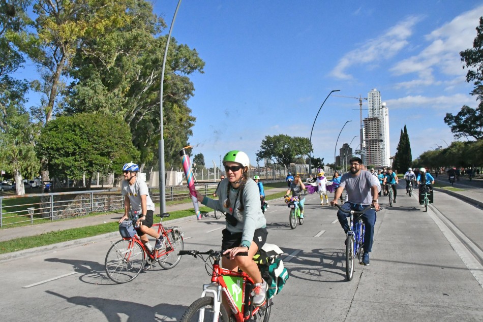 358545 | Recorrida de la antorcha de los Suramericanos por Calle Recreativa - Municipalidad de Rosario