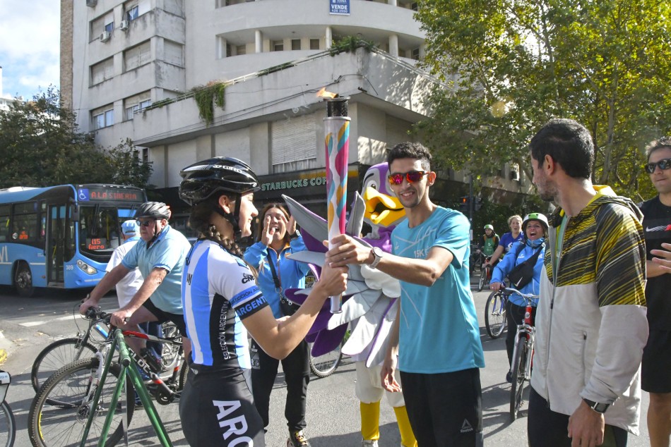 358546 | Recorrida de la antorcha de los Suramericanos por Calle Recreativa - Municipalidad de Rosario