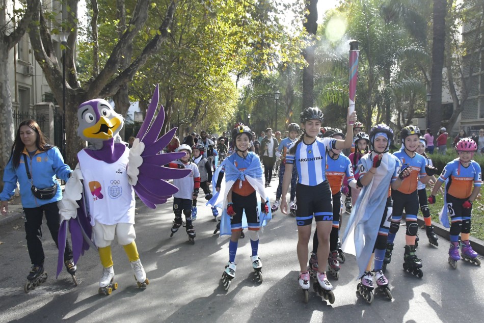 358547 | Recorrida de la antorcha de los Suramericanos por Calle Recreativa - Municipalidad de Rosario