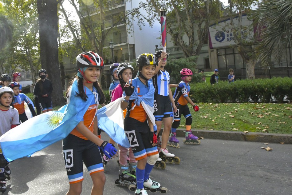 358548 | Recorrida de la antorcha de los Suramericanos por Calle Recreativa - Municipalidad de Rosario