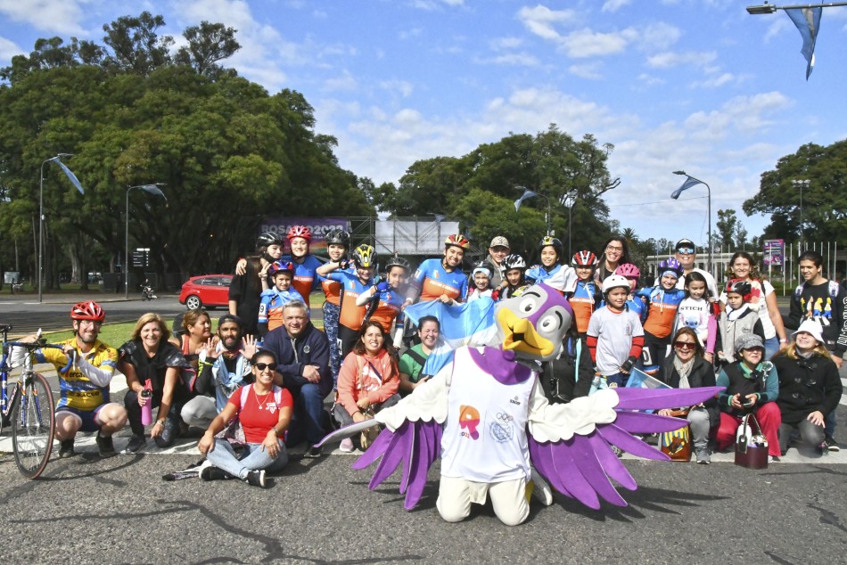 358549 | Recorrida de la antorcha de los Suramericanos por Calle Recreativa - Municipalidad de Rosario