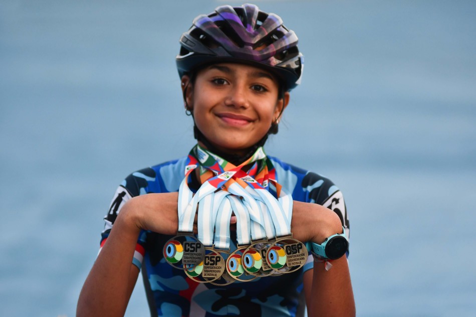 370451 | Cande y Sol representan al Club Ex Combatientes de Malvinas - Guillermo Buelga - Secretaría de Deporte y Turismo