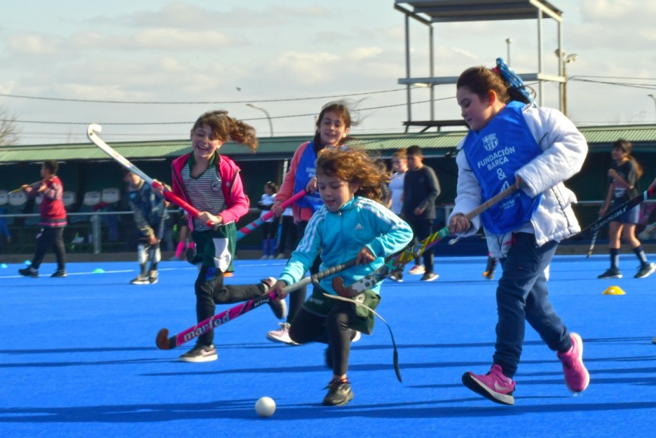 372094 | El proyecto «Movete Jugando Hockey» incluye a más de 1.500 niños y niñas - Mariela Aronna - Secretaría de Deporte y Turismo