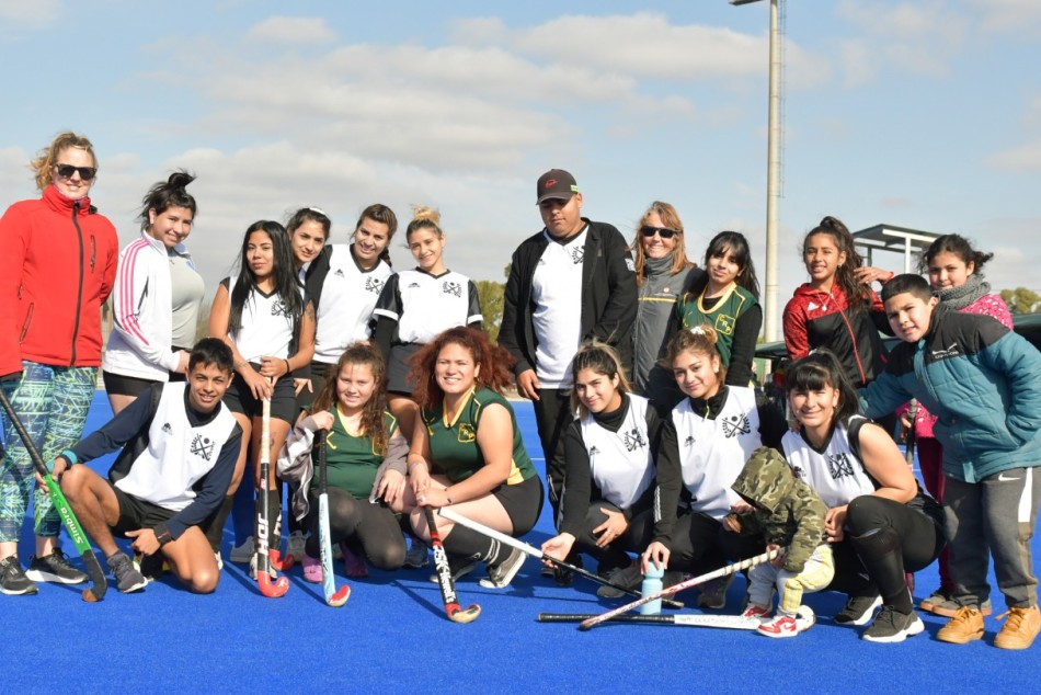 372096 | El proyecto «Movete Jugando Hockey» incluye a más de 1.500 niños y niñas - Mariela Aronna - Secretaría de Deporte y Turismo