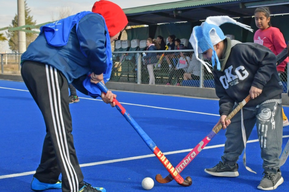 372095 | El proyecto «Movete Jugando Hockey» incluye a más de 1.500 niños y niñas - Mariela Aronna - Secretaría de Deporte y Turismo