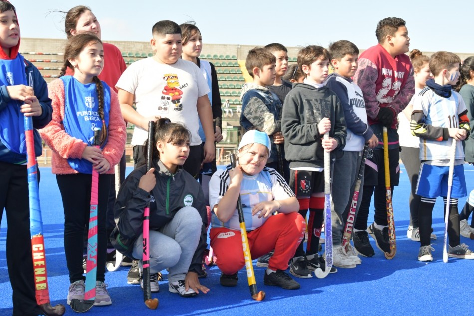 372098 | El proyecto «Movete Jugando Hockey» incluye a más de 1.500 niños y niñas - Mariela Aronna - Secretaría de Deporte y Turismo