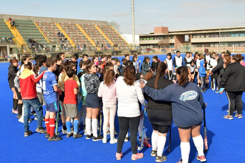 372097 | El proyecto «Movete Jugando Hockey» incluye a más de 1.500 niños y niñas - Mariela Aronna - Secretaría de Deporte y Turismo