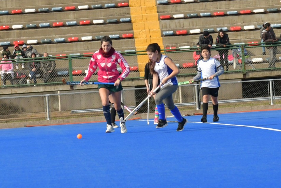 372100 | El proyecto «Movete Jugando Hockey» incluye a más de 1.500 niños y niñas - Mariela Aronna - Secretaría de Deporte y Turismo