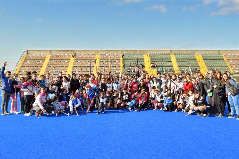 372099 | El proyecto «Movete Jugando Hockey» incluye a más de 1.500 niños y niñas - Mariela Aronna - Secretaría de Deporte y Turismo