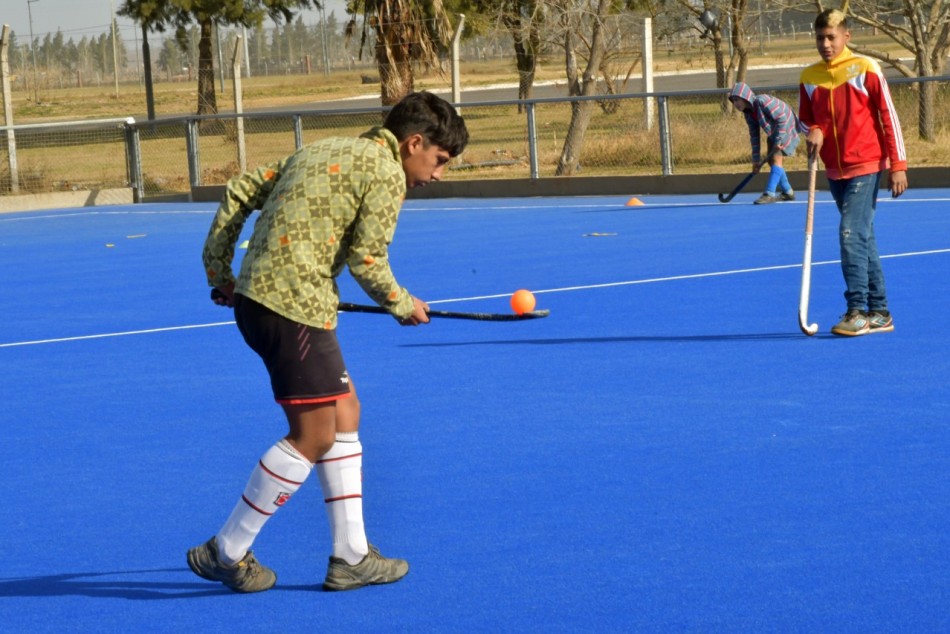 372101 | El proyecto «Movete Jugando Hockey» incluye a más de 1.500 niños y niñas - Mariela Aronna - Secretaría de Deporte y Turismo