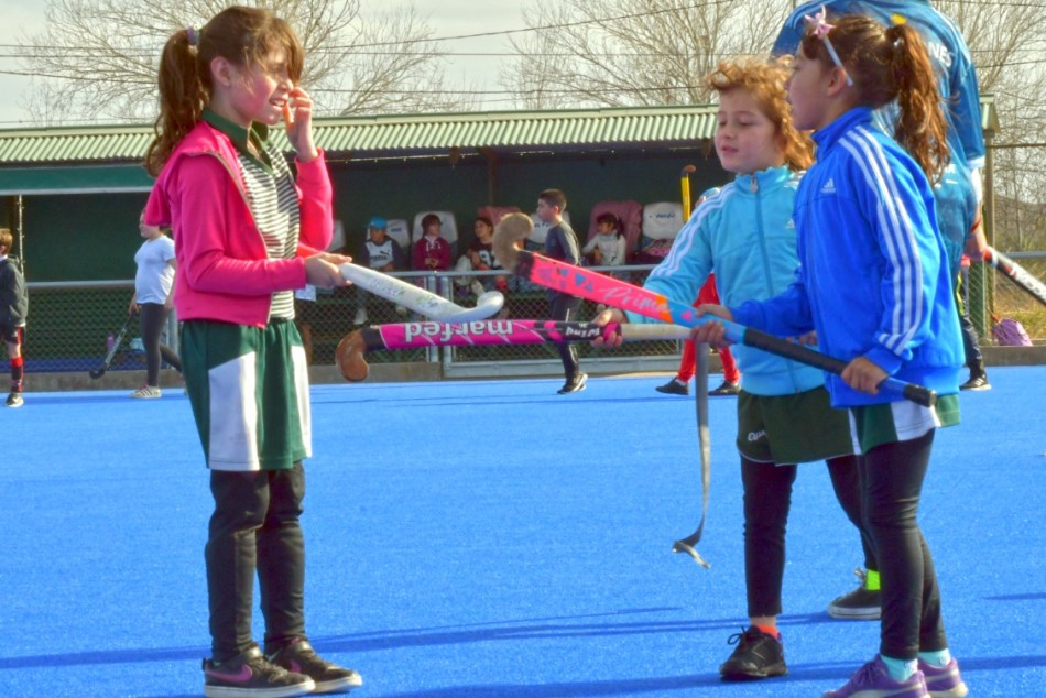 372104 | El proyecto «Movete Jugando Hockey» incluye a más de 1.500 niños y niñas - Mariela Aronna - Secretaría de Deporte y Turismo