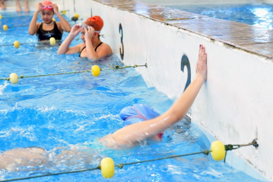 378347 | Chicas y chicos nadaron sobre una distancia de 25 metros y se llevaron un diploma de reconocimiento - Mariela Aronna - Secretaría de Deporte y Turismo