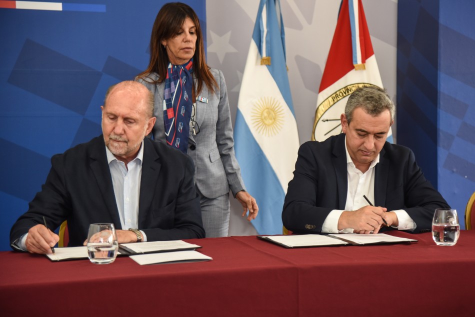 395017 | Firma Acta Acuerdo Policia en los Distritos c- Gobernador - Subsecretaría de Comunicación Social (Jonatan Bustos)