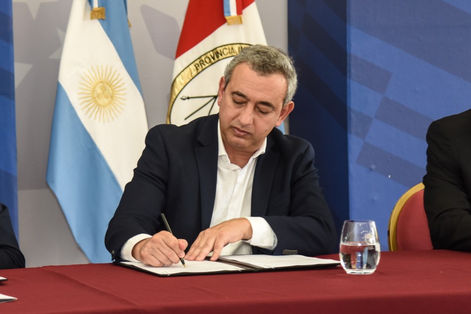 395016 | Firma Acta Acuerdo Policia en los Distritos c- Gobernador - Subsecretaría de Comunicación Social (Jonatan Bustos)