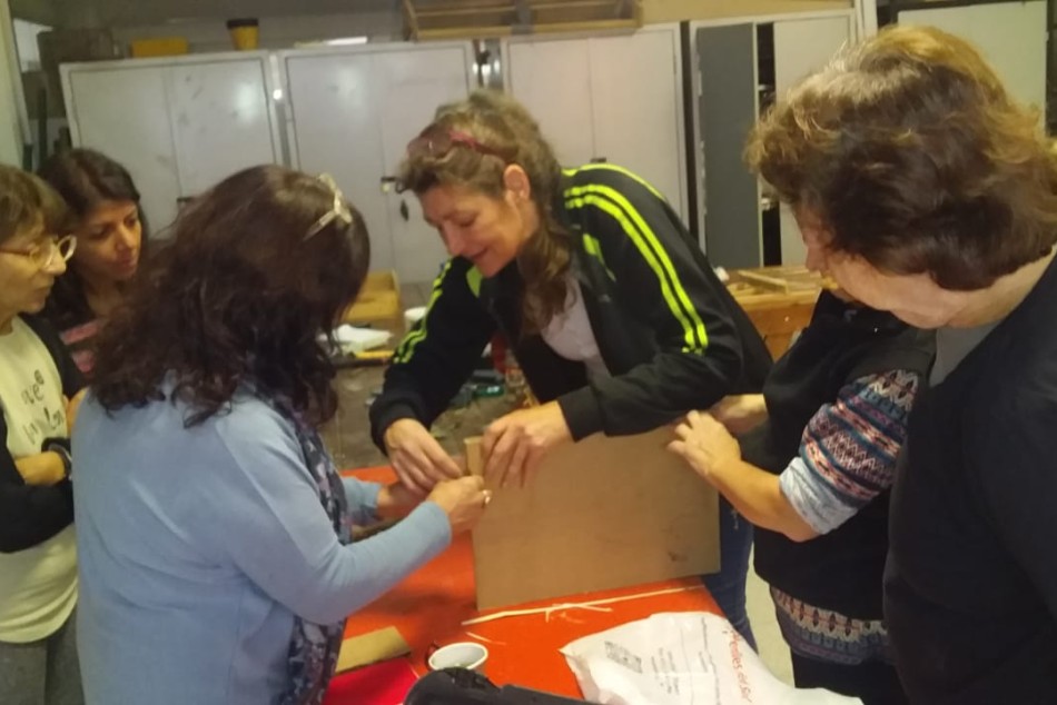 426816 | Adultas mayores que se animan a romper estereotipos: taller de mantenimiento y reparación del hogar - Secretaría de Desarrollo Humano y Hábitat