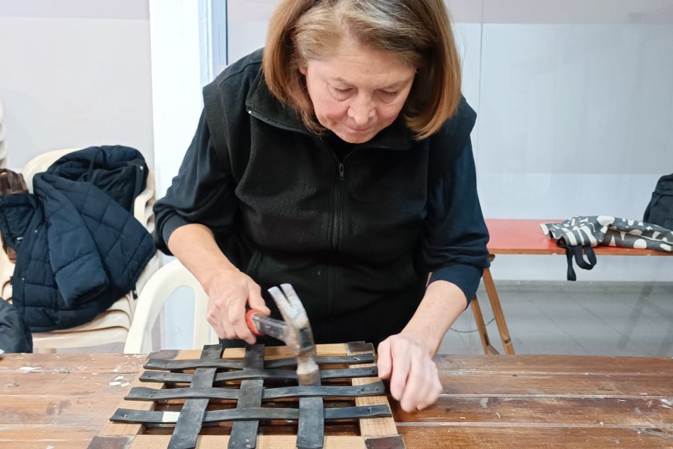 426820 | Adultas mayores que se animan a romper estereotipos: taller de mantenimiento y reparación del hogar - Secretaría de Desarrollo Humano y Hábitat