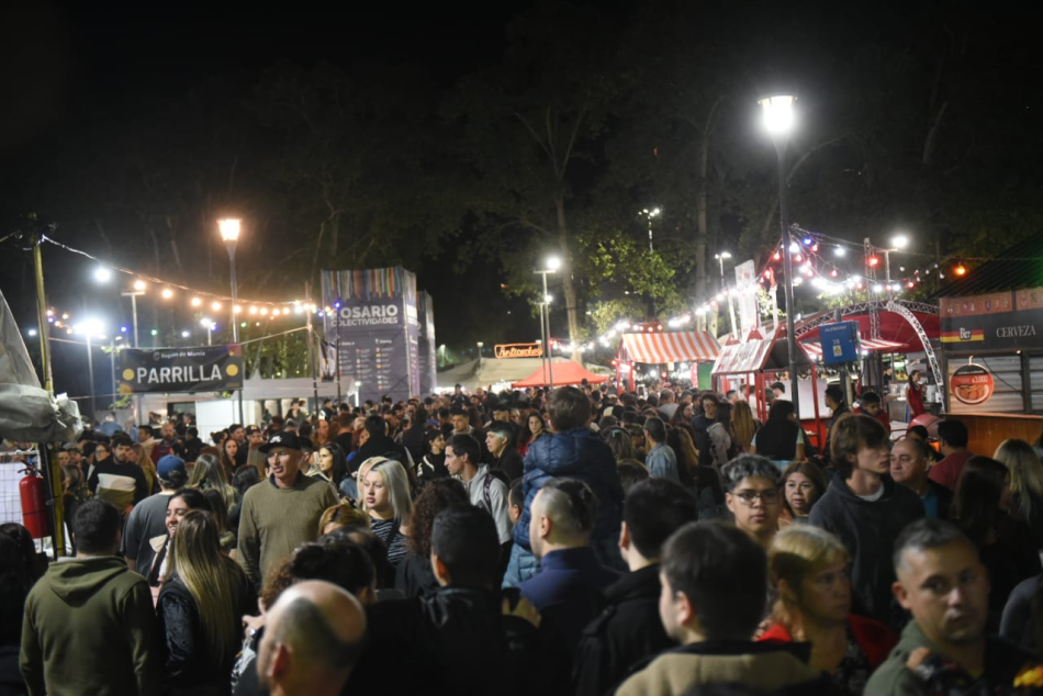 456694 | Miles de personas se acercaron al Parque Nacional a la Bandera para disfrutar Rosario Colectividades - Franco Trovatto Fuoco