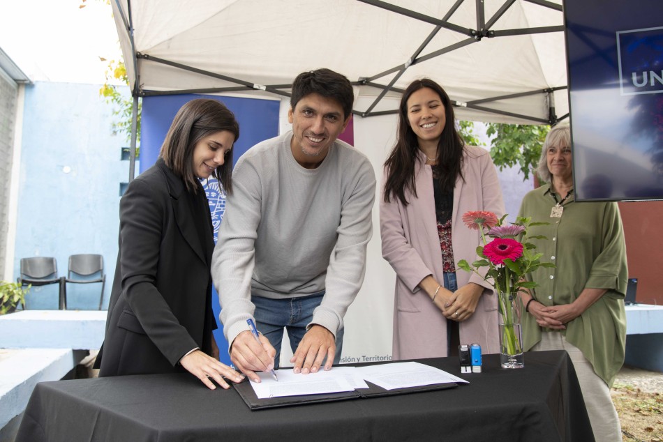 486636 | Firma de convenio con la Escuela de Oficios de la UNR - Subsecretaría de Comunicación Social (Silvio Moriconi)