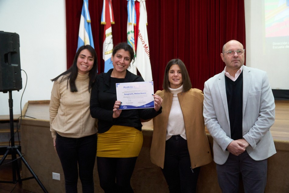 500974 | Entrega de Certificados Plan de Negocios - Subsecretaría de Comunicación Social (Daniel Cuart)