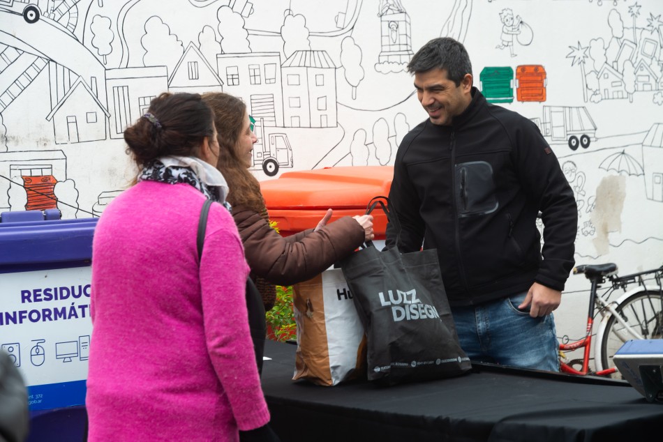 503959 | Se recolectaron más de 7 toneladas de ropa en desuso - Secretaría de Ambiente y Espacio Público (Juan Pablo Allegue)