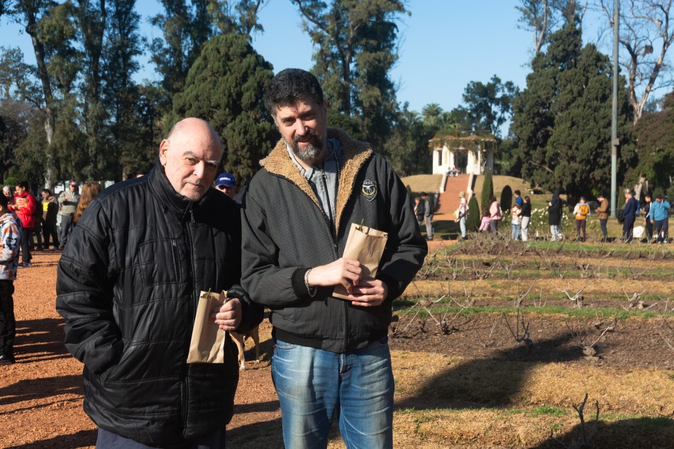 508639 | Entrega de esquejes en el parque Independencia - Secretaría de Ambiente y Espacio Público (Juan Pablo Allegue)