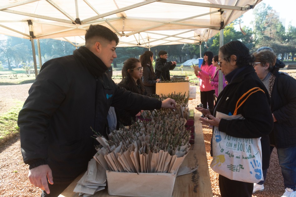 508648 | Entrega de esquejes en el parque Independencia - Secretaría de Ambiente y Espacio Público (Juan Pablo Allegue)
