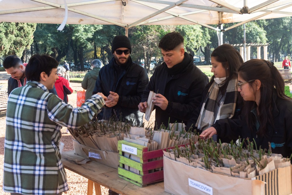 508651 | Entrega de esquejes en el parque Independencia - Secretaría de Ambiente y Espacio Público (Juan Pablo Allegue)