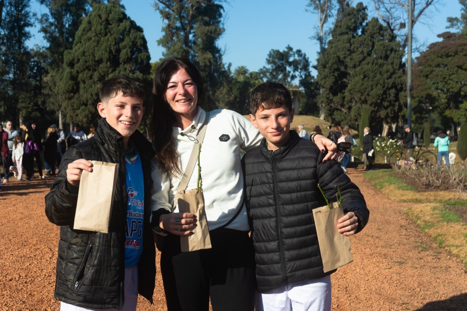 508646 | Entrega de esquejes en el parque Independencia - Secretaría de Ambiente y Espacio Público (Juan Pablo Allegue)