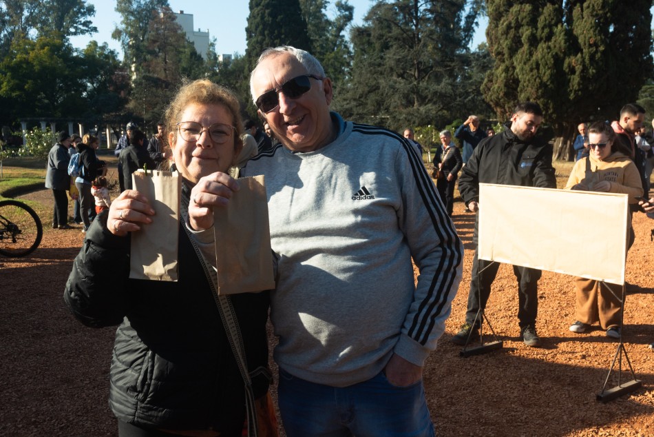 508645 | Entrega de esquejes en el parque Independencia - Secretaría de Ambiente y Espacio Público (Juan Pablo Allegue)