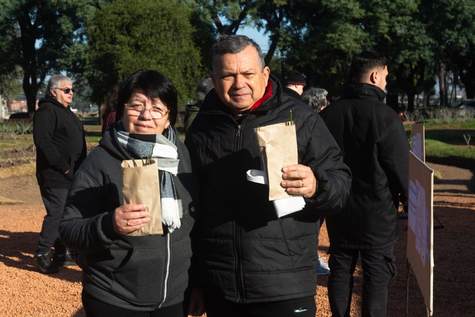 508653 | Entrega de esquejes en el parque Independencia - Secretaría de Ambiente y Espacio Público (Juan Pablo Allegue)