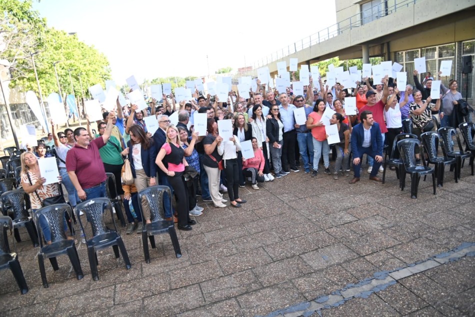 561716 | Más de 80 familias del barrio Los Humitos recibieron las escrituras de sus viviendas - Subsecretaría de Comunicación Social (Marcelo Beltrame)