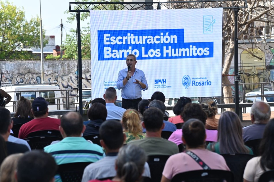 561722 | Más de 80 familias del barrio Los Humitos recibieron las escrituras de sus viviendas - Subsecretaría de Comunicación Social (Marcelo Beltrame)