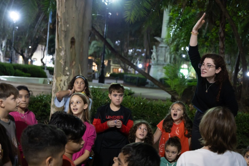 570308 | Aventuras Nocturnas en el Palacio de Leones - Estación Embarcaderos (Alejandra Boccardo)