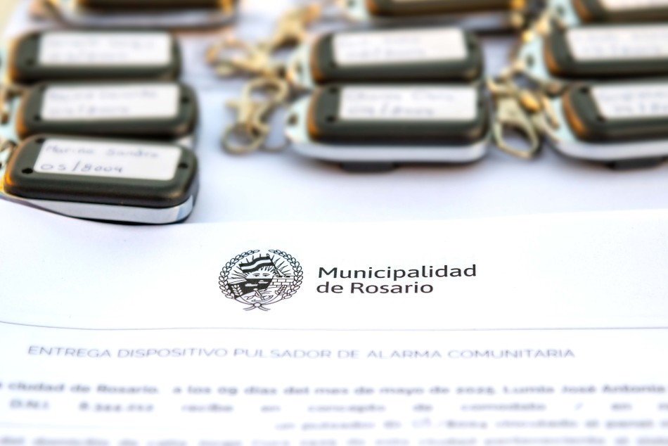 574169 | Entrega de pulsadores Alarmas Comunitarias en Barrio Cura - Subsecretaría de Comunicación Social (Marcelo Beltrame)