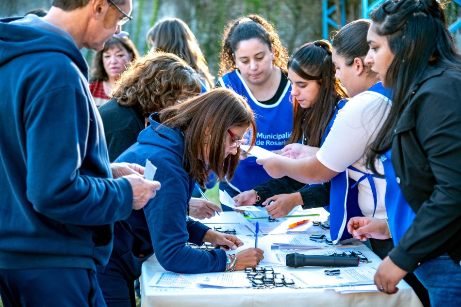 574177 | Entrega de pulsadores Alarmas Comunitarias en Barrio Cura - Subsecretaría de Comunicación Social (Marcelo Beltrame)
