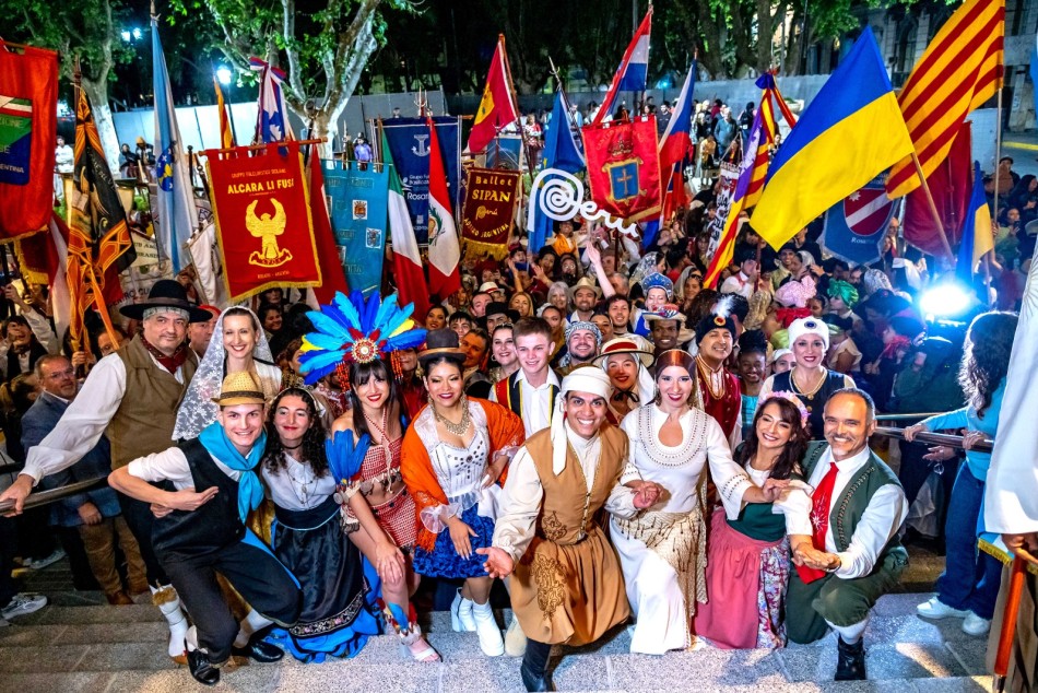 623927 | El desfile de Colectividades colmó el Palacio Municipal  - Marcelo Beltrame