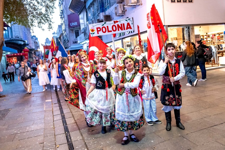 623930 | Todo el color de las colectividades en la Peatonal  - Marcelo Beltrame