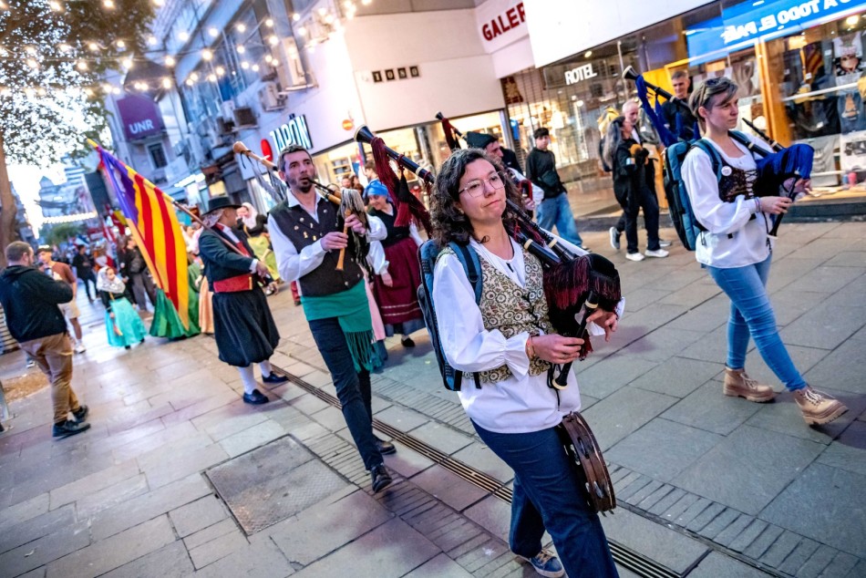 623932 | Todo el color de las colectividades en la Peatonal Córdoba  - Marcelo Beltrame