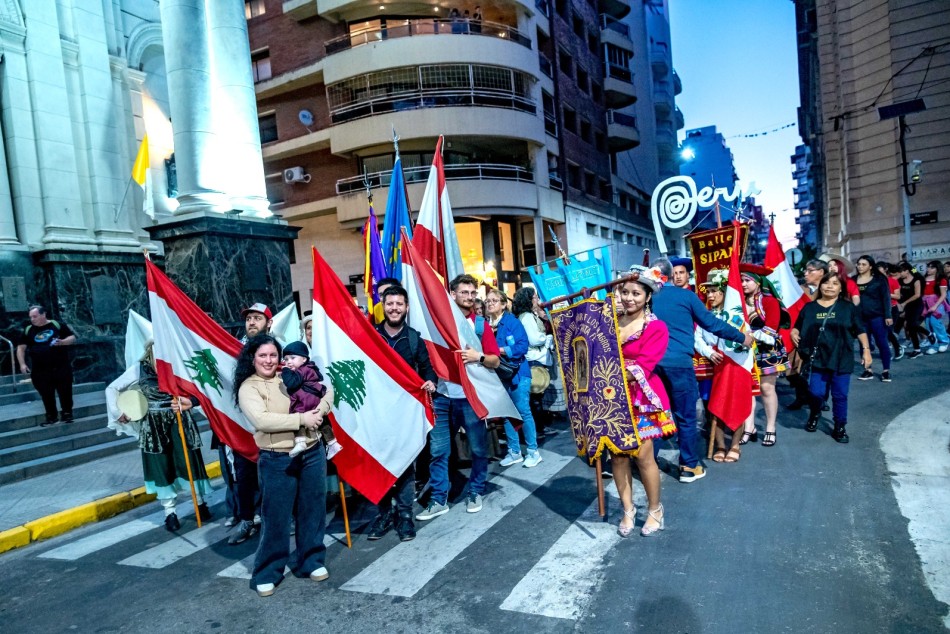 623933 | Todo el color de las colectividades en la Peatonal Córdoba  - Marcelo Beltrame